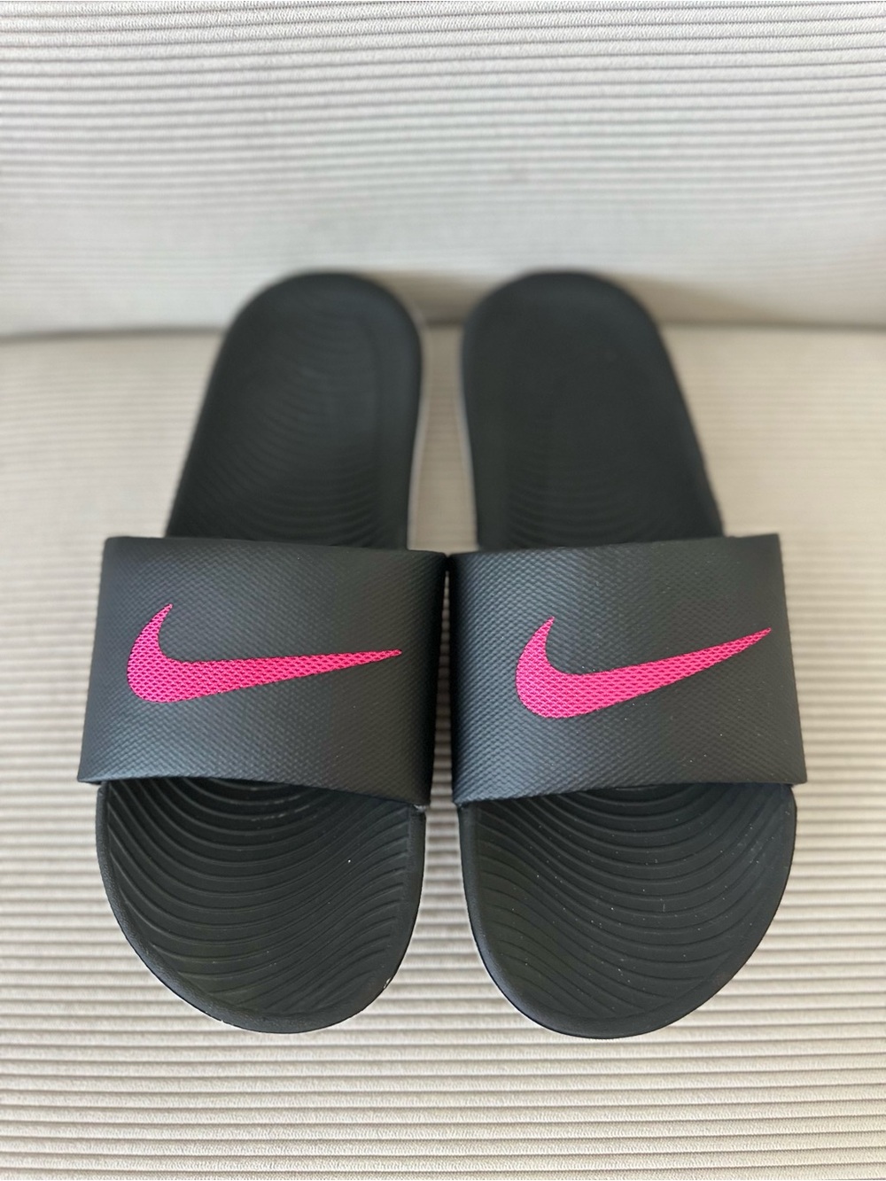 Nike Women’s Kawa Slide in the Black/Vivid Pink size 9 - Picture 4 of 8